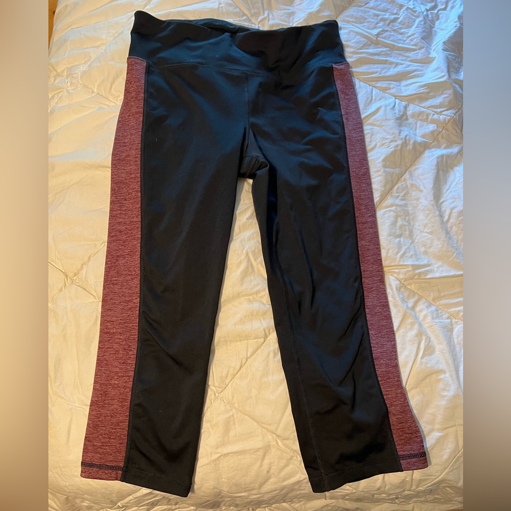 IDEOLOGY CAPRI WOMENS YOGA PANTS BLACK AND BURGUNDY SIZE MEDIUM EUC‎